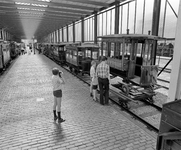 855773 Afbeelding van enkele bezoekers bij een tramrijtuig van de Rotterdamsche Tramweg Maatschappij, in het Nederlands ...